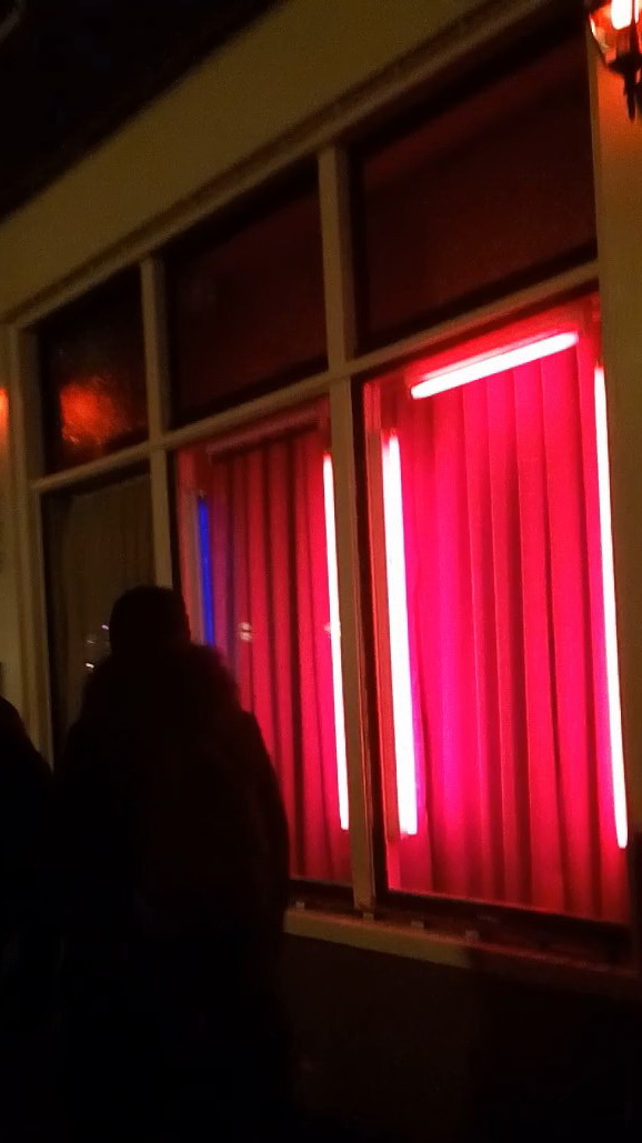 Шторки на окнах и включенная подсветка означают, что проститутка занята другим клиентом