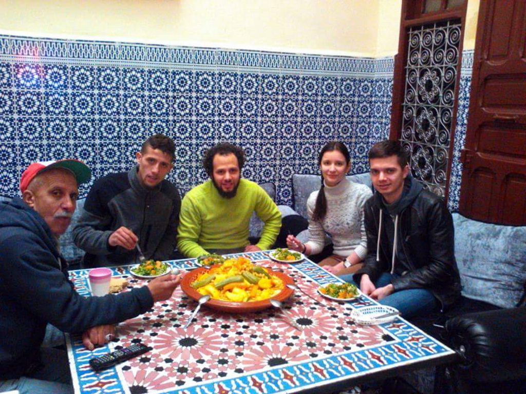 Имад и его семья. На столе традиционное марокканское блюдо - кускус. Фото: социальные сети.