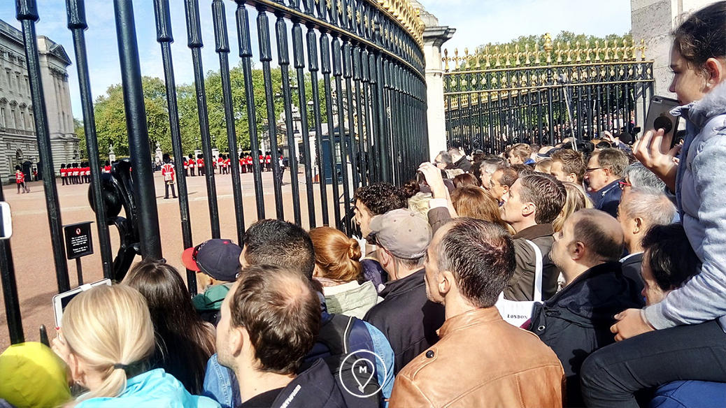 Толпа туристов на смене караула у Букингемского дворца в Лондоне