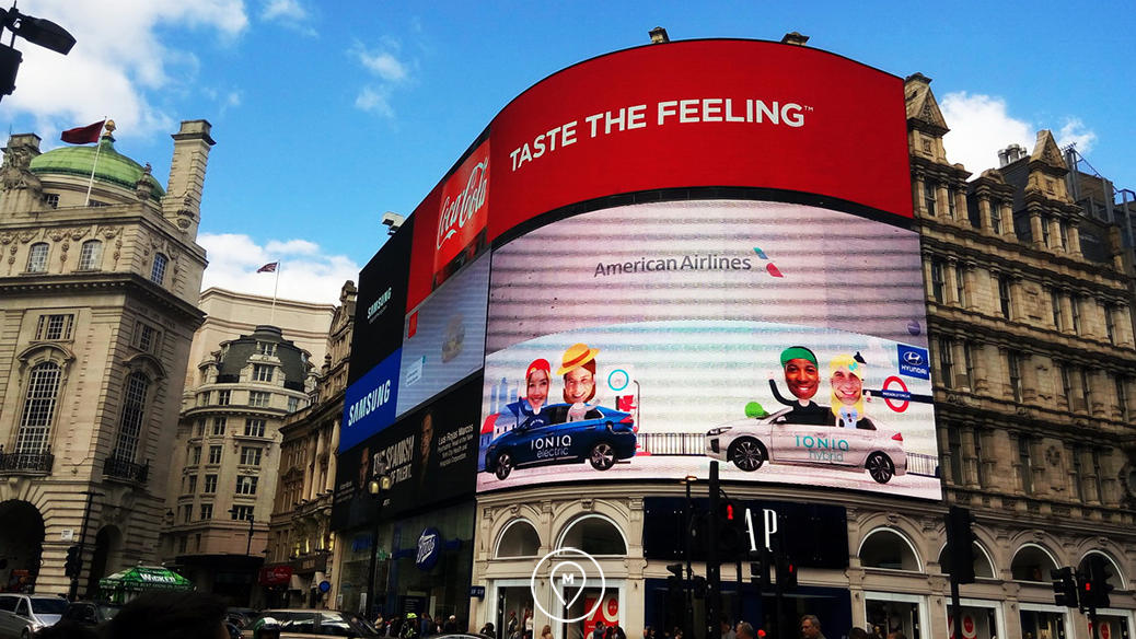 Рекламные экраны на Пикадилли в Лондоне