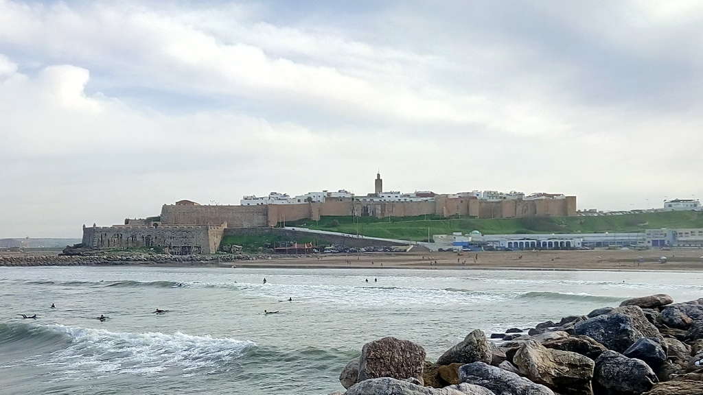 Вид на Касбу Удайя с побережья в Рабате - столице Марокко